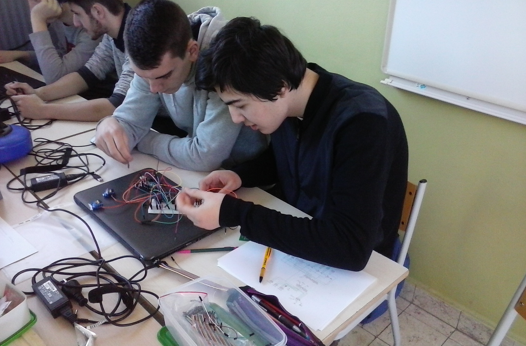 De leerlingen werken aan de elektronica van het stiltebotje