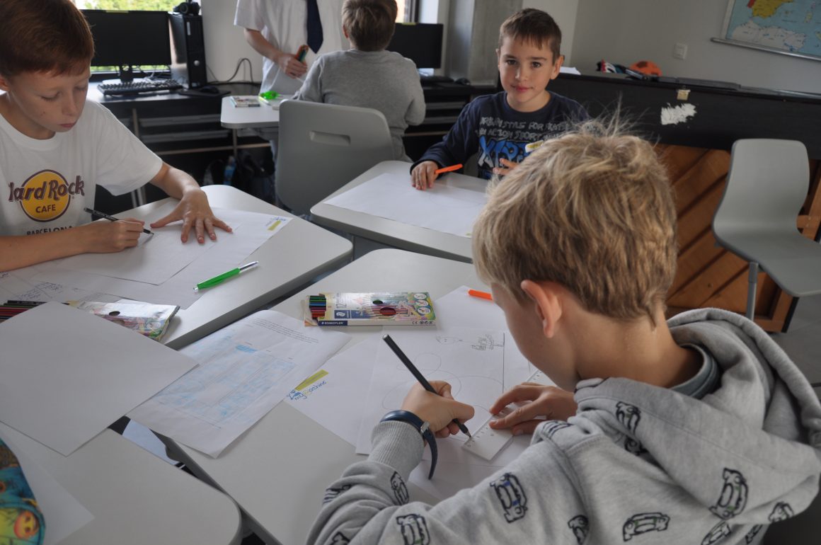 Creativiteitssessie in Lagere School door Hogeschoolstudenten